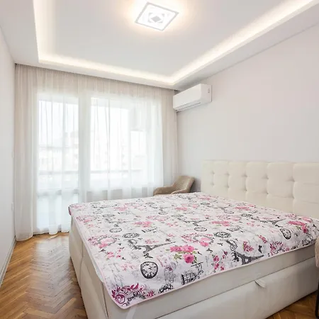 Cozy Chic Flat Stylish Center Daire